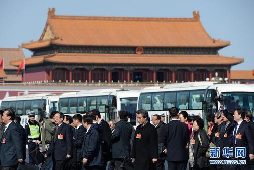 3月13日，全国政协十二届三次会议在北京人民大会堂举行闭幕会。这是全国政协委员抵达天安门广场。 新华社记者李贺摄