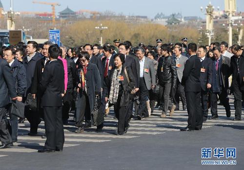 3月13日，全国政协十二届三次会议在北京人民大会堂举行闭幕会。这是全国政协委员抵达天安门广场。 新华社记者 吕迅 摄