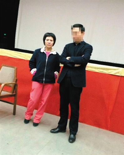 3月15日，一度失联的吴芳芳（左）现身和五金城商户谈判。受访者供图