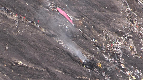 德国客机坠毁现场曝光 残骸散布范围达数百米5