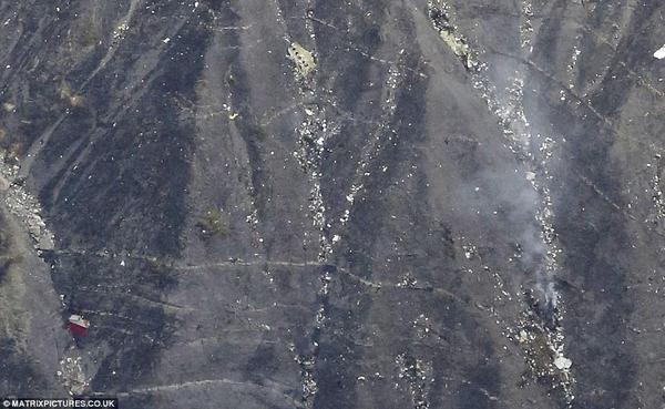 德国客机坠毁现场曝光 残骸散布范围达数百米10