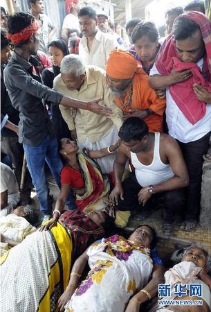 C3月27日，在孟加拉国首都达卡附近的纳拉扬甘杰地区，人们辨认亲友的遗体。孟加拉国警方27日说，首都达卡附近当天发生一起踩踏事故，至少10人丧生，另有数十人受伤，死者包括7名妇女、3名儿童。新华社发（沙里夫·伊斯兰摄）