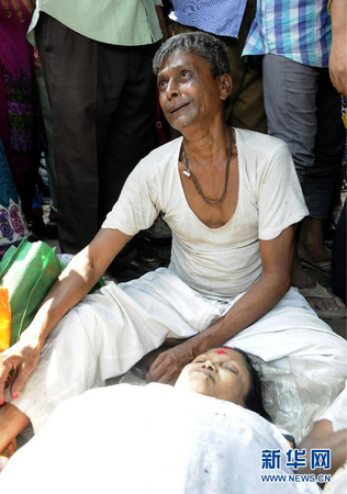 E3月27日，在孟加拉国首都达卡附近的纳拉扬甘杰地区，一名男子在亲人的遗体旁痛哭。孟加拉国警方27日说，首都达卡附近当天发生一起踩踏事故，至少10人丧生，另有数十人受伤，死者包括7名妇女、3名儿童。新华社发（沙里夫·伊斯兰摄）