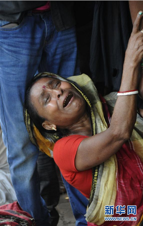 F3月27日，在孟加拉国首都达卡附近的纳拉扬甘杰地区，一名女子找到亲人的遗体后痛哭。孟加拉国警方27日说，首都达卡附近当天发生一起踩踏事故，至少10人丧生，另有数十人受伤，死者包括7名妇女、3名儿童。新华社发（沙里夫·伊斯兰摄）