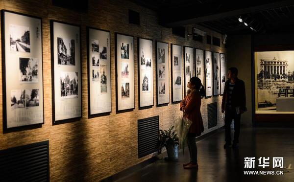 3月27日，游客在西湖博物馆内观看明信片展。