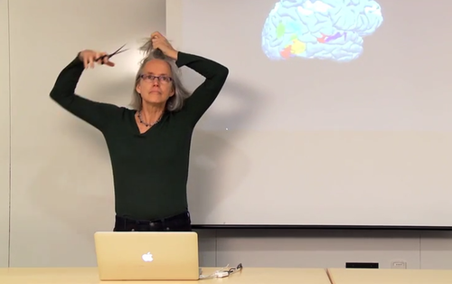 图为麻省理工的女教授在课堂上为形象讲述大脑构造图，当场剪发剃光头。