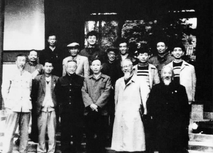 1960年9月，傅抱石（前排右三）率领的江苏省国画院写生团途经四川成都时，与著名作家巴金（前排左三）相遇并合影留念