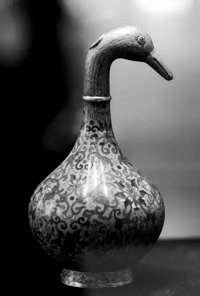 安思远收藏的清十八世纪铜胎掐丝珐琅凫首曲颈瓶局部