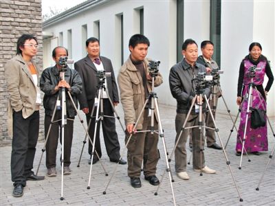 吴文光的《村民影像计划》是一部持续了近十年的通过村民视角记录村民自治的纪录片。