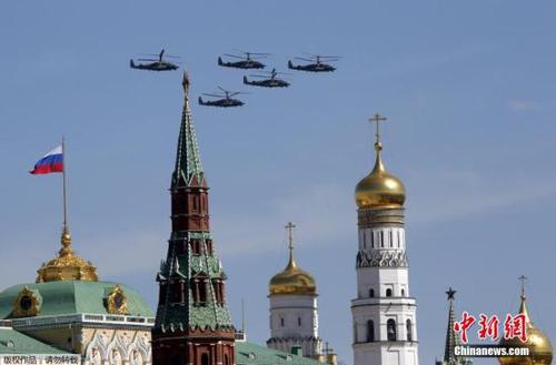 当地时间5月7日，俄罗斯军队士兵在红场准备胜利日阅兵总彩排。5月9日，莫斯科红场将举行庆祝卫国战争胜利70周年阅兵仪式。图为卡-52直升机飞过红场上空。