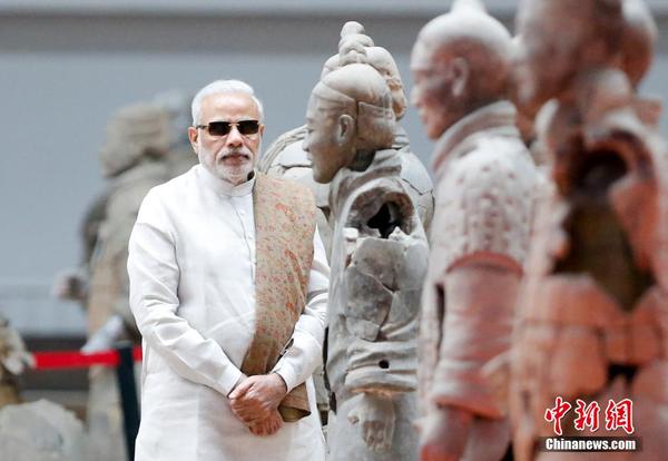 5月14日，印度总理莫迪抵达西安，开启任内首次中国之行。上午，莫迪首站来到秦始皇兵马俑博物馆，参观了一号坑、三号坑和修复中心，还参观了珍贵出土文物铜车马。中新社发 杜洋 摄