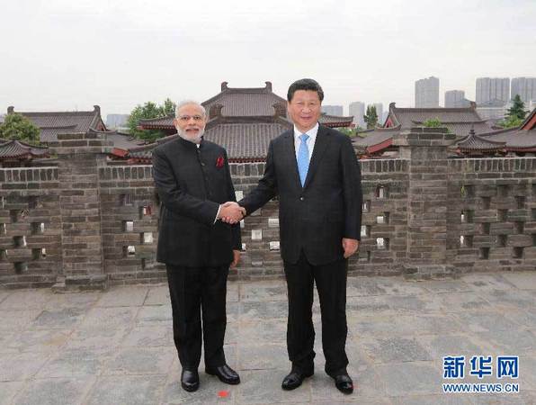 5月14日，国家主席习近平在同印度总理莫迪举行正式会见后，在西安参观大慈恩寺。 新华社记者 兰红光 摄1