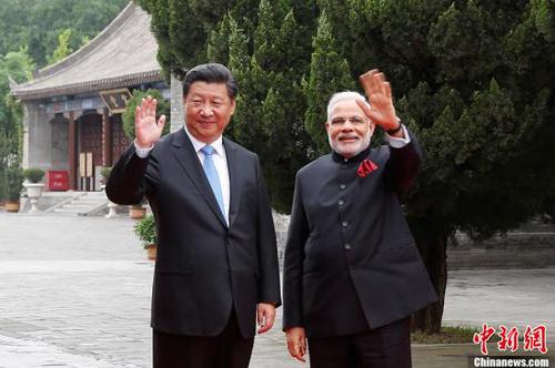5月14日，中国国家主席习近平陪同印度总理莫迪参观西安大慈恩寺。中新社发 盛佳鹏 摄