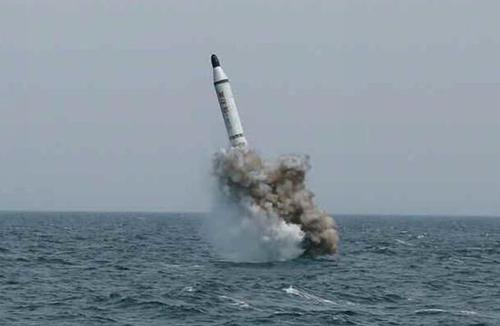 朝鲜公开的国产潜射导弹出水画面，被证明是经过PS的
