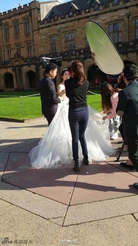 24日，有网友爆料刘强东和奶茶妹妹章泽天在悉尼大学拍摄婚纱照。刘强东穿着西装，奶茶妹妹一身白婚纱清纯动人。看来婚期也不远了吧。