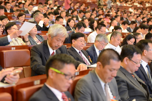 5、深圳市政协六届一次会议5月28日开幕，委员们认真听会