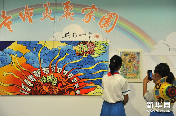 5月26日，参加活动的学生在中国美术馆“艺术教育空间”参观展出的儿童绘画作品。