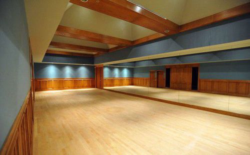 非常宽敞的舞蹈室，包括镶嵌镜子的墙壁和华丽的木质地板。