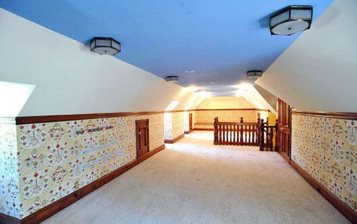 主屋中的二层房间，天蓝色的天花板，地板上铺有毛毯，墙壁上刻有图案。