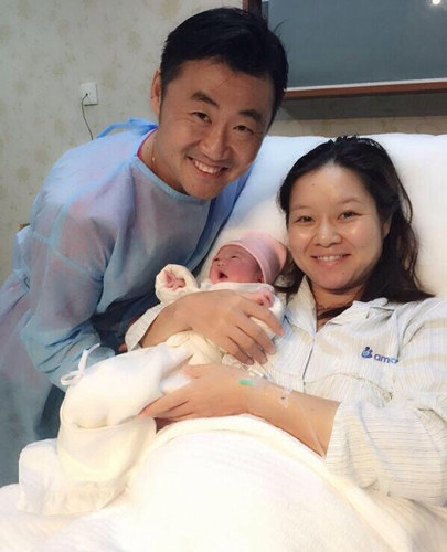 图片说明：李娜姜山夫妇抱着刚出生的女儿