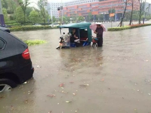图为暴雨中的南京。1