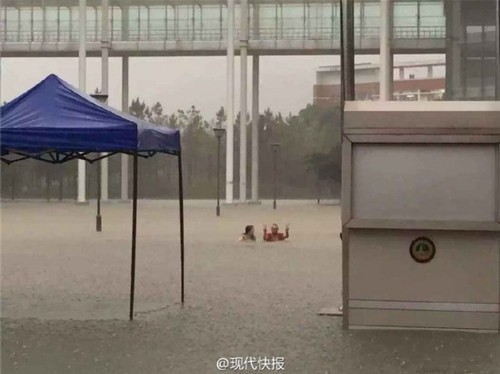 图为暴雨中的南京。3