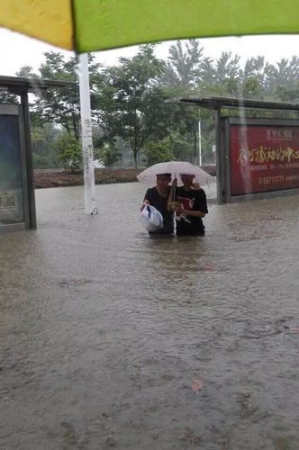 图为暴雨中的南京。4