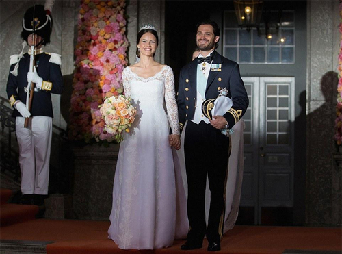 当地时间6月13日，在位于瑞典首都斯德哥尔摩市中心的瑞典王宫，瑞典国王卡尔十六世·古斯塔夫和西尔维娅王后出席菲利普王子的婚礼庆典。当日，瑞典王子卡尔·菲利普与索菲娅·赫尔奎斯特在斯德哥尔摩老城的王室教堂完婚。