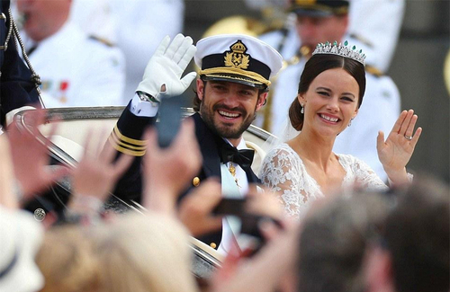 当地时间6月13日，在位于瑞典首都斯德哥尔摩市中心的瑞典王宫，瑞典国王卡尔十六世·古斯塔夫和西尔维娅王后出席菲利普王子的婚礼庆典。当日，瑞典王子卡尔·菲利普与索菲娅·赫尔奎斯特在斯德哥尔摩老城的王室教堂完婚。1
