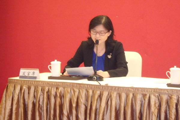 研讨会上，深圳市政协副主席黎军发言。