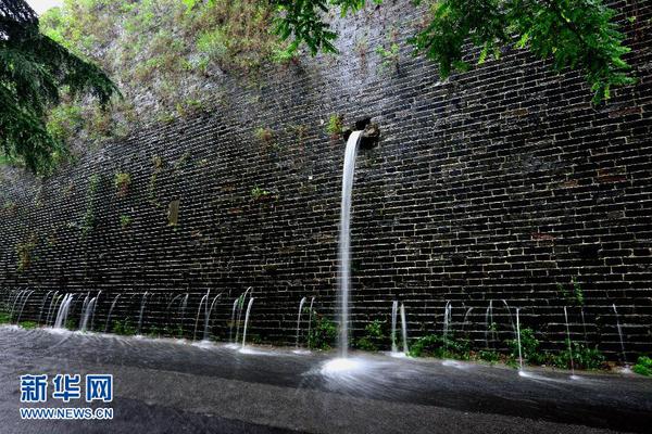 　 6月27日，南京明城墙太平门段再现“龙吐水”景观。　　