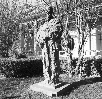 伫立在中国美术馆花园里的吴为山雕塑《齐白石》