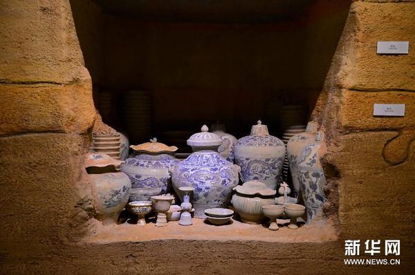 元青花博物馆为重现青花瓷出土时的情景而专门布置的复制品展台