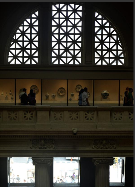 7月28日，参观者在美国纽约大都会艺术博物馆中国瓷器展厅