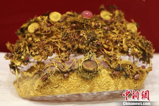 中国古代女性所用黄金头冠。 泱波 摄