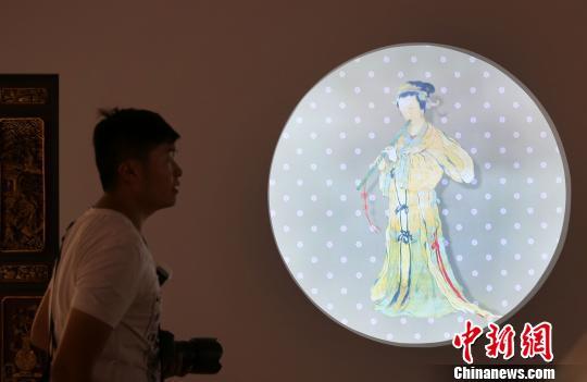 “温·婉——中国古代女性文物大展”正在南京博物院布展。 泱波 摄