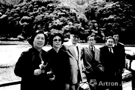 1981年，中国美术电影考察团在日本与手冢治虫合影