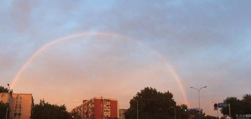 2015年8月3日，北京天空中出现巨大彩虹。