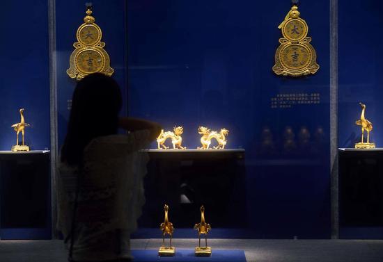 8月11日，一位女士在故宫博物院精品文物馆内参观。