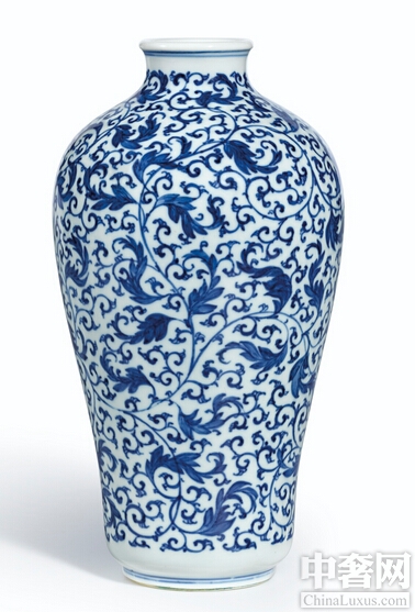 清雍正时期的清花缠枝卷叶纹梅瓶（428万港元）
