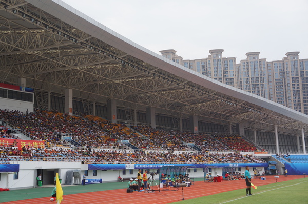 8月26日16时，在福建省厦门市海沧体育中心体育场举行R 第一届全国青年运动会U18（18岁以下）男子足球决赛现场。