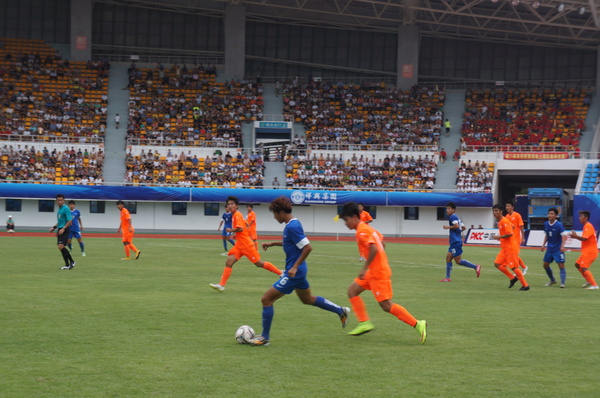 赛场上，着橙色球衣的上海静安队对阵着蓝色球衣的南京队。