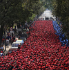 印尼上万民众戴红头巾游行 抗议裁员要求涨薪