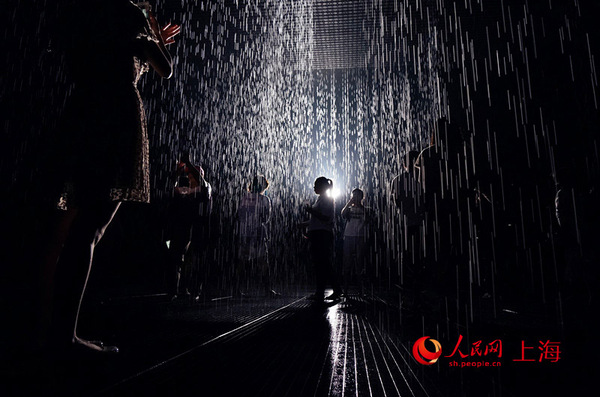 　9月1日开放首日，参观者慕名前来，在“雨屋”尽情“淋雨”、拍照留念。