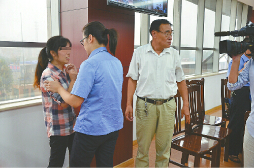 8月31日，平阴县法院公审抢劫杀人案。庭审后，受害的姐(左一)情绪失控。