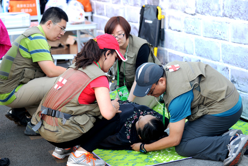 阅兵日当天，天安门广场上的医护人员现场对中暑观众进行救治。  本报记者贾宁  摄