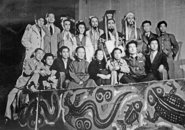 郭沫若、于立群与《屈原》导演和演员在舞台上留影。