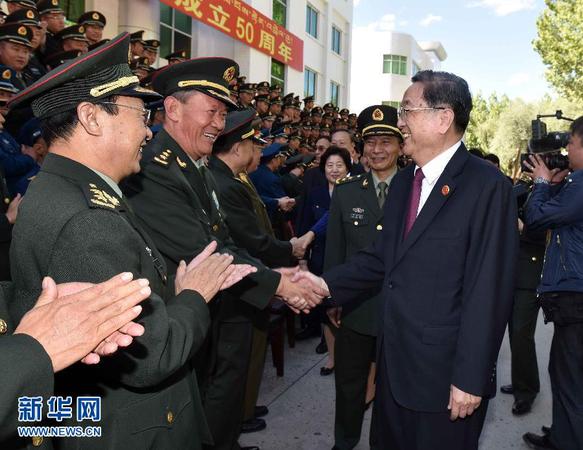 这是俞正声同解放军驻拉萨部队团职以上干部亲切握手。 新华社记者李涛摄