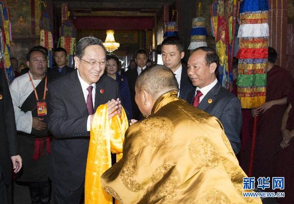 9月7日，正在拉萨出席西藏自治区成立50周年庆祝活动的中共中央政治局常委、全国政协主席、中央代表团团长俞正声来到大昭寺，看望慰问西藏宗教界爱国人士。新华社记者 黄敬文 摄