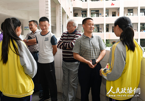 湖南洞口县政协委员 一对一 结对帮扶贫困学生